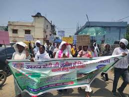 रांची के कांके ब्लॉक चौक पर बैरिकेडिंग के सामने रिम्स-2 निर्माण का विरोध करते आदिवासी और किसान प्रदर्शनकारी