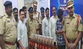 रांची रेलवे स्टेशन पर ऑपरेशन सतर्क के दौरान आरपीएफ द्वारा जब्त शराब के साथ गिरफ्तार तस्कर।