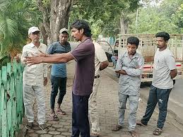 जमशेदपुर के बिष्टुपुर थाना क्षेत्र में धातकीडीह तालाब के पास पुलिस टीम जांच पड़ताल करती हुई
