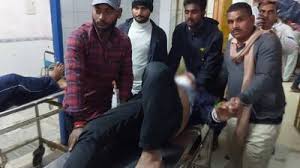 नालंदा के बिंद में गोलीबारी के बाद घायल जितेंद्र यादव को अस्पताल लाते परिजन और पुलिस।