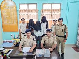 सहरसा पुलिस द्वारा सिपाही भर्ती परीक्षा फर्जीवाड़ा गिरोह के गिरफ्तार आरोपियों को मीडिया के सामने पेश करते हुए।