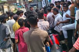 बोकारो जिले के गोमिया थाना क्षेत्र के चौधरी टोला में जांच के लिए पहुंची पुलिस टीम