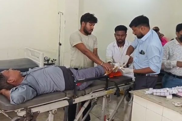 चतरा सदर अस्पताल के बाहर सड़क हादसे के घायलों को लाती हुई 108 एम्बुलेंस और स्थानीय ग्रामीण
