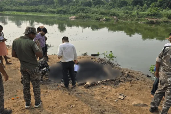 गिरिडीह के पूर्णिमा पंडित हत्याकांड में साक्ष्य जुटाने के लिए नदी तट से सैंपल लेती फोरेंसिक टीम।