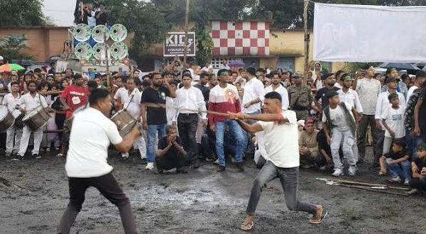 खलारी में मुहर्रम मेला तैयारियों को लेकर बैठक करते अखाड़ा समितियों के प्रतिनिधि और स्थानीय गणमान्य लोग।