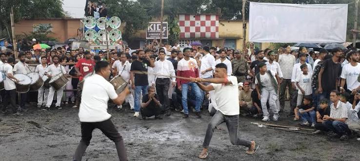 खलारी में मुहर्रम मेला तैयारियों को लेकर बैठक करते अखाड़ा समितियों के प्रतिनिधि और स्थानीय गणमान्य लोग।