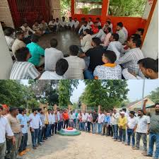 आरा में वीर कुंवर सिंह विश्वविद्यालय के पुराने परिसर में नई परीक्षा प्रणाली के खिलाफ बैठक करते शोधार्थी।