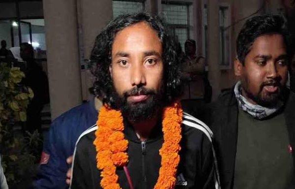 लातेहार के हेरहंज थाना से 12 घंटे की हिरासत के बाद रिहा हुए जेएलकेएम नेता देवेंद्रनाथ महतो।