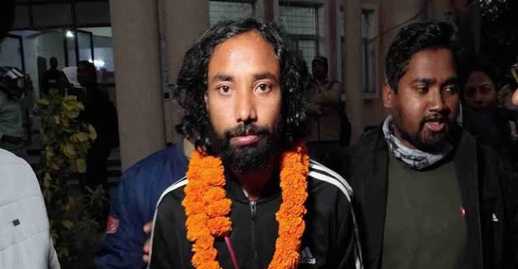 लातेहार के हेरहंज थाना से 12 घंटे की हिरासत के बाद रिहा हुए जेएलकेएम नेता देवेंद्रनाथ महतो।