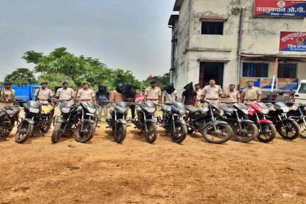 धनबाद में बाइक चोरी गिरोह के 5 आरोपियों को 13 चोरी की मोटरसाइकिलों के साथ गिरफ्तार करती पुलिस।