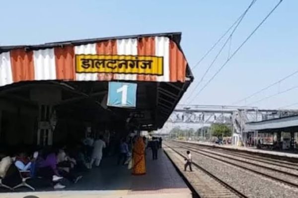 डालटनगंज रेलवे रूट पर तीसरी लाइन निर्माण कार्य के कारण ट्रेनें कैंसिल और डायवर्ट होने की सूचना।