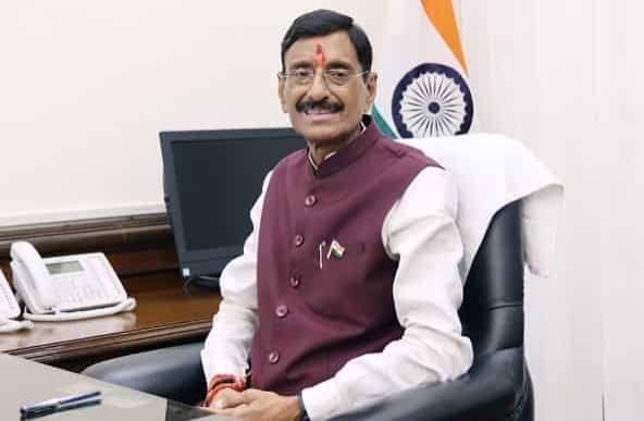 रांची में केंद्रीय रक्षा राज्य मंत्री संजय सेठ समाजसेवी संजय सर्राफ को अंगवस्त्र और स्मृति-चिन्ह देकर सम्मानित करते हुए।