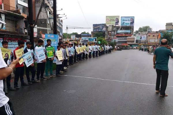 रांची रेलवे स्टेशन पर CINI झारखंड के सदस्यों द्वारा नशा मुक्ति जागरूकता के लिए नुक्कड़ नाटक की प्रस्तुति।
