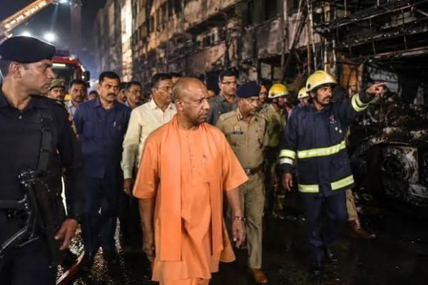 लखनऊ के अलीगंज में व्यावसायिक इमारत में लगी भीषण आग के बाद घायलों से मिलने केजीएमयू पहुंचे मुख्यमंत्री योगी आदित्यनाथ।
