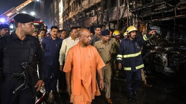 लखनऊ के अलीगंज में व्यावसायिक इमारत में लगी भीषण आग के बाद घायलों से मिलने केजीएमयू पहुंचे मुख्यमंत्री योगी आदित्यनाथ।