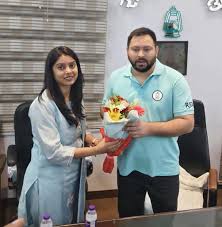 पटना में तेजस्वी यादव विकासशील इंसान पार्टी छोड़कर आई बिंदु गुलाब यादव को राजद की सदस्यता दिलाते हुए।