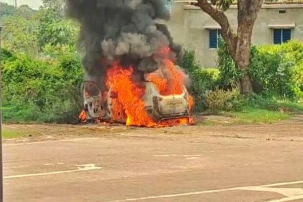 रांची-रामगढ़ मुख्य मार्ग एनएच-33 पर ओरमांझी टोल प्लाजा के समीप आग की लपटों में घिरी जलती हुई कार।