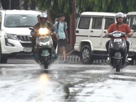 झारखंड में मॉनसून के आगमन के साथ काले बादल और बारिश का येलो अलर्ट जारी।