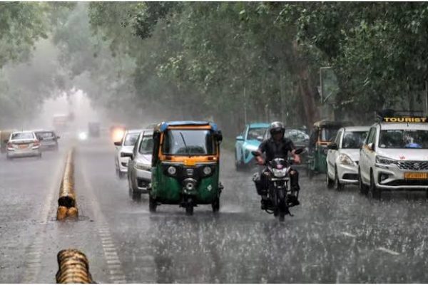 देश में मॉनसून के रफ्तार पकड़ने के बाद विभिन्न राज्यों में झमाझम बारिश और छाए काले बादल।