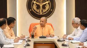 उत्तर प्रदेश के मुख्यमंत्री योगी आदित्यनाथ बेंगलुरु में आयोजित एक रोडशो के दौरान वैश्विक तकनीकी कंपनियों के अधिकारियों और निवेशकों के साथ चर्चा करते हुए।
