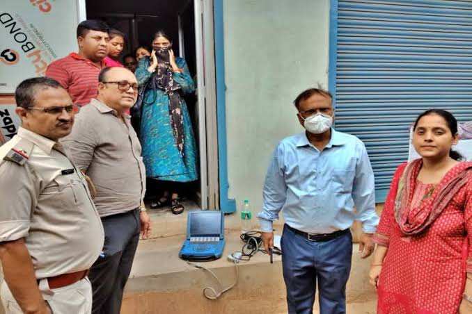 रांची के नामकुम में गैलेक्सी कॉम्प्लेक्स स्थित अवैध सिटी अल्ट्रासाउंड सेंटर को सील करते सिविल सर्जन और पुलिस अधिकारी।