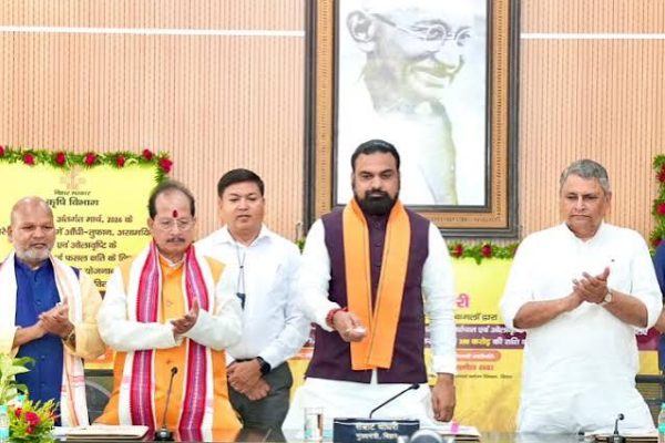 बिहार के मुख्यमंत्री सम्राट चौधरी द्वारा किसानों के खातों में डीबीटी से 200 करोड़ रुपये ट्रांसफर करने की डिजिटल स्क्रीन।