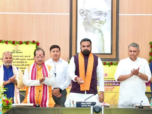 बिहार के मुख्यमंत्री सम्राट चौधरी द्वारा किसानों के खातों में डीबीटी से 200 करोड़ रुपये ट्रांसफर करने की डिजिटल स्क्रीन।