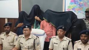 देवघर पुलिस द्वारा नगर थाना क्षेत्र में अवैध हथियार और कारतूस के साथ गिरफ्तार किए गए पांच आरोपी।
