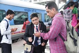 रांची रेलवे स्टेशन पर टिकट जांच अभियान के दौरान बिना टिकट यात्रा करने वाले यात्रियों पर बढ़ा हुआ जुर्माना।