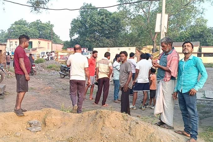 रामगढ़ के सिरका सीसीएल चेकपोस्ट पर अपराधियों द्वारा की गई फायरिंग के बाद जांच करती पुलिस।