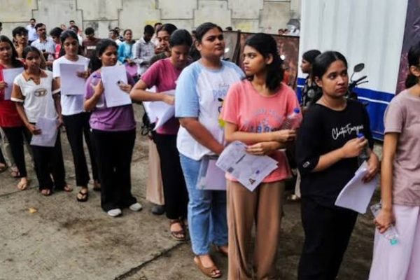 बिहार के लखीसराय में नीट परीक्षा में फर्जीवाड़ा करने वाले सॉल्वर गैंग के गिरफ्तार आरोपी और पुलिस टीम।