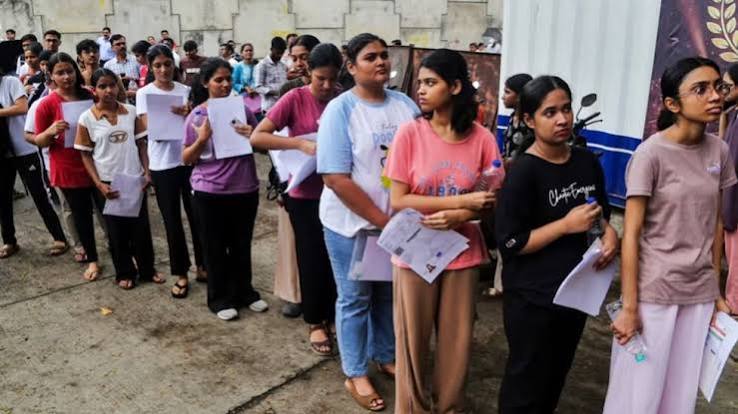 बिहार के लखीसराय में नीट परीक्षा में फर्जीवाड़ा करने वाले सॉल्वर गैंग के गिरफ्तार आरोपी और पुलिस टीम।