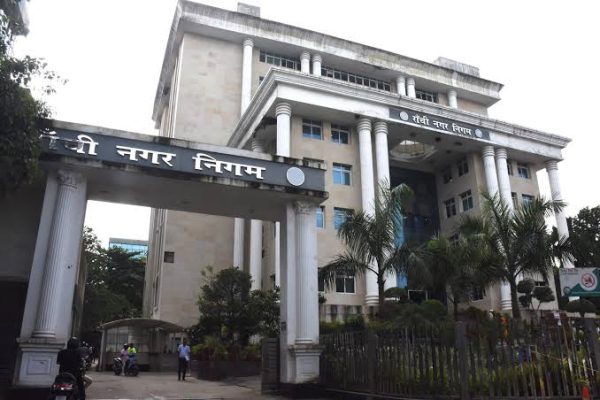 रांची नगर निगम कार्यालय में टोकन सिस्टम फेल होने के बाद जन सुविधा केंद्र पर कतारों में खड़े परेशान नागरिक।