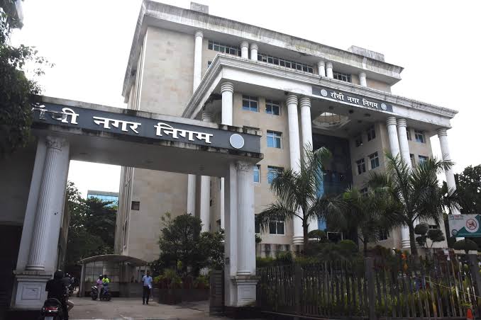 रांची नगर निगम कार्यालय में टोकन सिस्टम फेल होने के बाद जन सुविधा केंद्र पर कतारों में खड़े परेशान नागरिक।