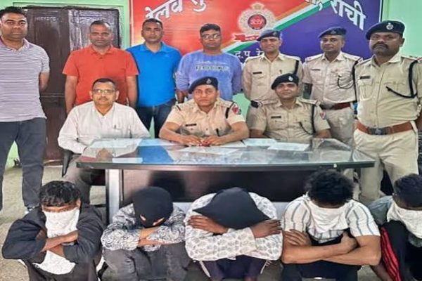 रांची रेलवे स्टेशन पर आरपीएफ टीम द्वारा गिरफ्तार आरोपी और रेस्क्यू की गई नाबालिग बालिका।