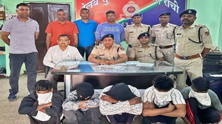 रांची रेलवे स्टेशन पर आरपीएफ टीम द्वारा गिरफ्तार आरोपी और रेस्क्यू की गई नाबालिग बालिका।