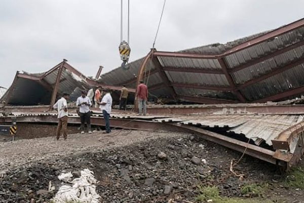 कोलकाता के तारातला में निर्माणाधीन गोदाम की छत गिरने के बाद मलबे को हटाती सेना और आपदा प्रबंधन की टीमें।