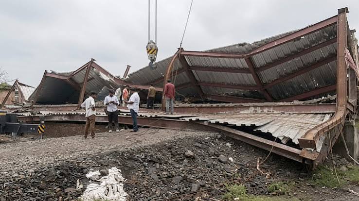 कोलकाता के तारातला में निर्माणाधीन गोदाम की छत गिरने के बाद मलबे को हटाती सेना और आपदा प्रबंधन की टीमें।