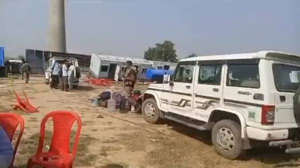 हजारीबाग के बड़कागांव में बीजीआर इंफ्रा माइनिंग साइट ऑफिस पर ग्रामीणों के हमले के बाद बिखरा हुआ क्षतिग्रस्त सामान।