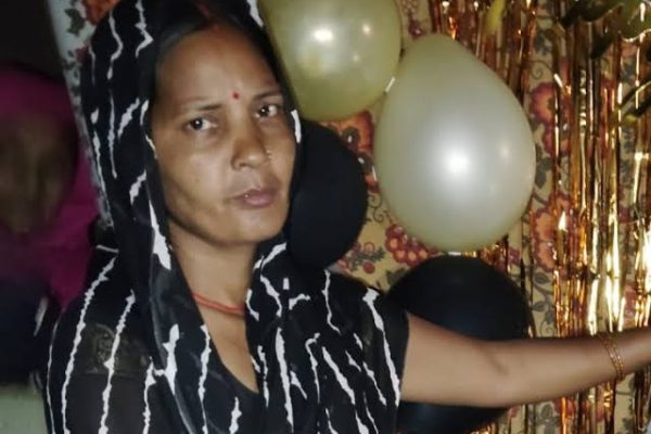 पलामू के नावाबाजार में महिला की संदिग्ध मौत के बाद मामले की जांच करती पुलिस।