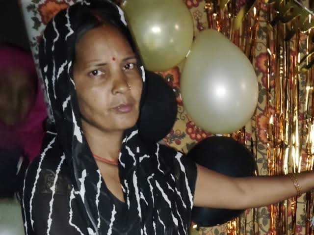 पलामू के नावाबाजार में महिला की संदिग्ध मौत के बाद मामले की जांच करती पुलिस।