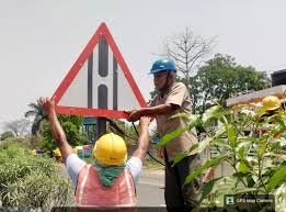 रांची चुटुपालु घाटी में NHAI द्वारा लगाए गए सुरक्षा साइन बोर्ड