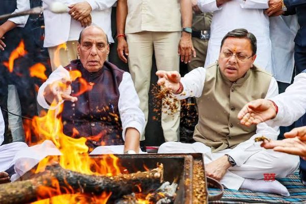 देहरादून में अंतरराष्ट्रीय निशानेबाज जसपाल राणा के त्रयोदशी संस्कार में शामिल हुए रक्षा मंत्री राजनाथ सिंह