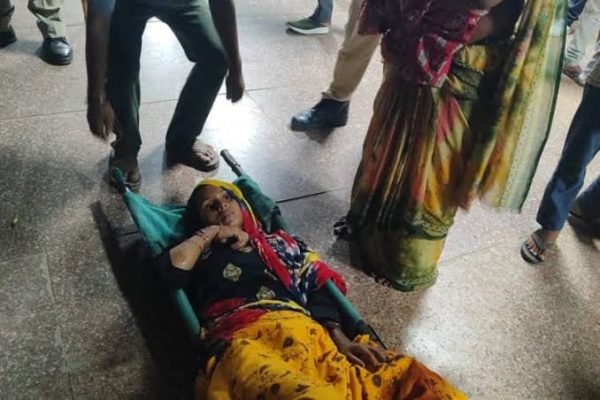 सीवान रेलवे स्टेशन पर आरपीएफ टीम ‘ऑपरेशन मातृशक्ति’ के तहत ट्रेन में प्रसव के बाद महिला और नवजात को अस्पताल ले जाते हुए।