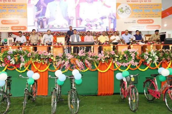 रांची के बड़ाम मॉडल स्कूल में विद्यार्थियों को साइकिल वितरित करते खिजरी विधायक राजेश कच्छप।