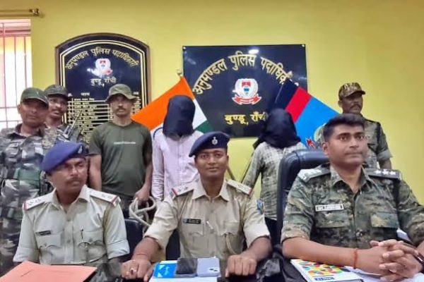 तमाड़ में बुजुर्ग की हत्या के आरोपी को गिरफ्तार कर ले जाती बुंडू पुलिस।
