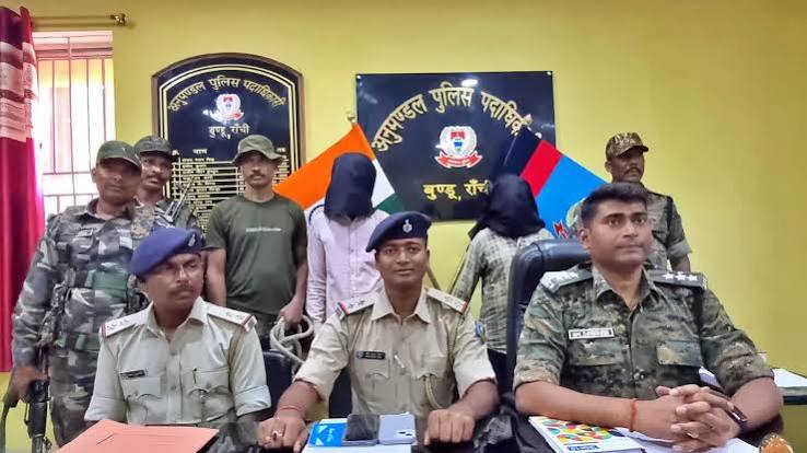 तमाड़ में बुजुर्ग की हत्या के आरोपी को गिरफ्तार कर ले जाती बुंडू पुलिस।