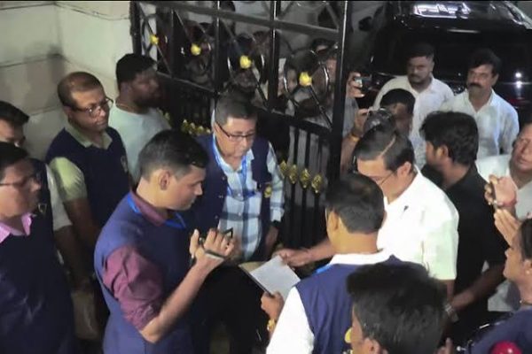 कोलकाता के कालीघाट में अभिषेक बनर्जी के आवास पर पुलिस और केंद्रीय बलों की छापेमारी