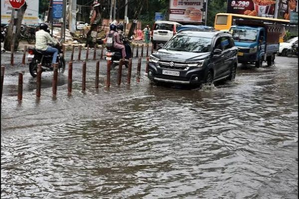 रांची में भारी बारिश के बाद जमीन धंसने से निर्माण स्थल के गहरे गड्ढे में गिरी क्षतिग्रस्त कारें।