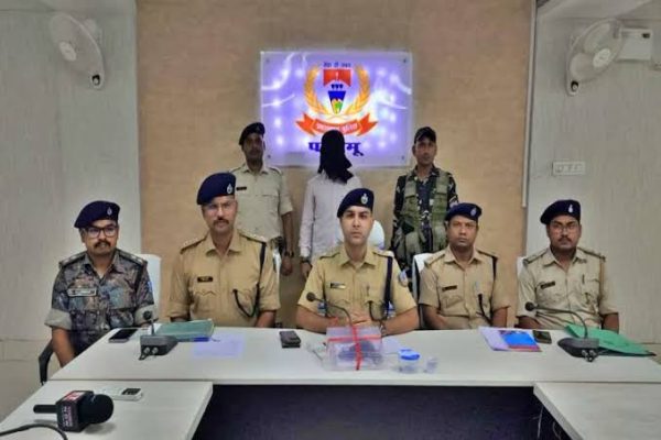 पलामू पुलिस की गिरफ्त में ठेकेदार संजय तिवारी पर गोली चलाने वाला आरोपी भतीजा प्रीतम तिवारी
